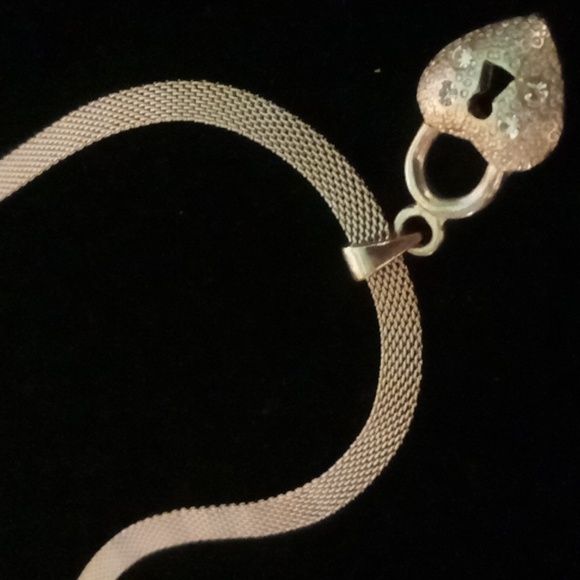 Basket weave chain 22 inches long & heart locket pendant. - Picture 4 of 5